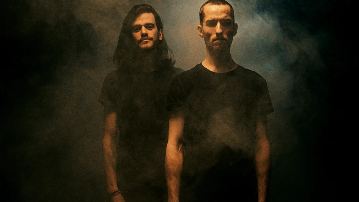 A dupla franco-belga de metal progressivo cinematográfico ØLYP lança seu álbum de estreia