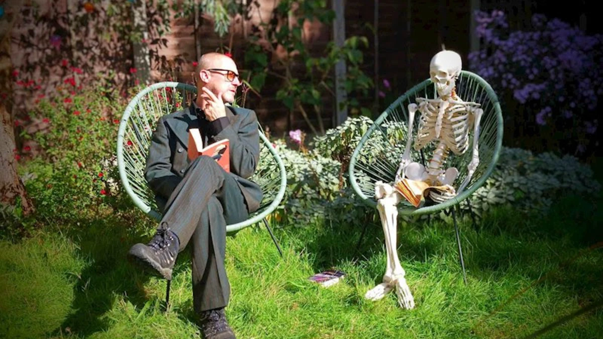 O britânico SICKY dá um período sabático à Morte em 'Mort', inspirada no Discworld. Assista ao vídeo.